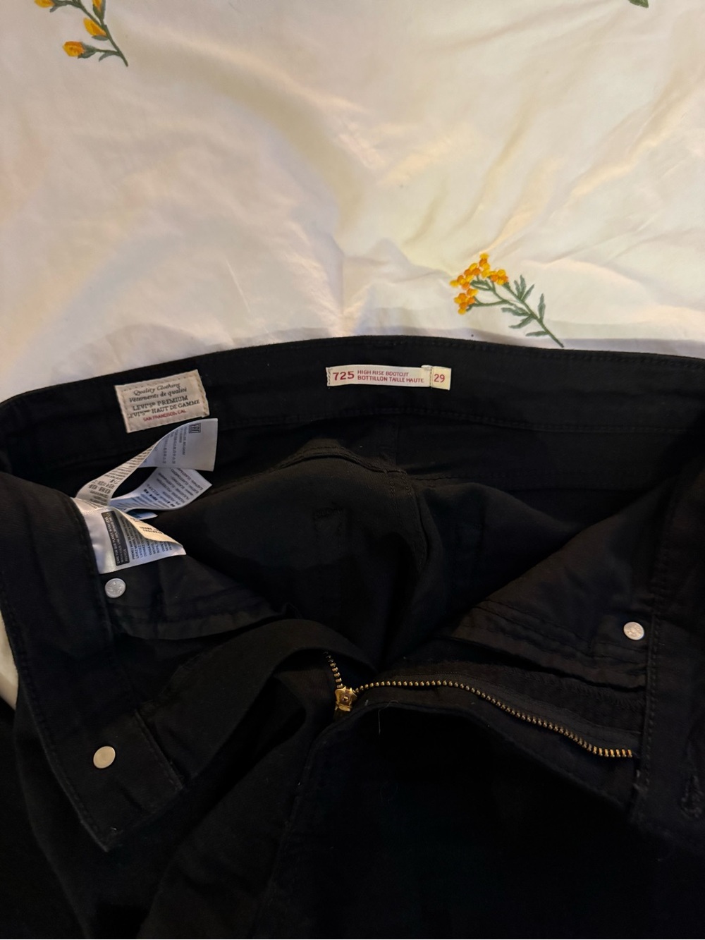 Levi’s 725 black high rise boot cut jean. Size: 29w/34l - Picture 8 of 10